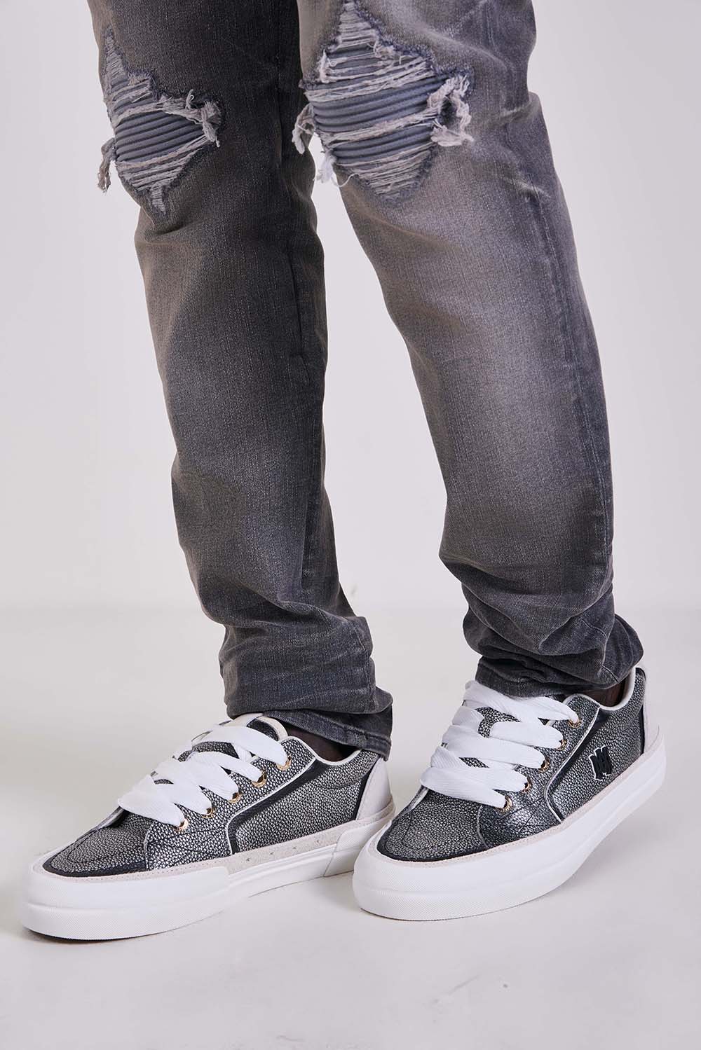 תמונת כל הלוק של נעלי סניקרס